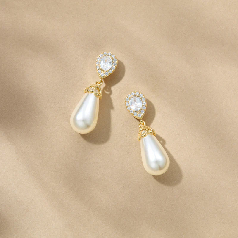 Elegant pearl necklace and pearl drop earrings luxury jewellery set