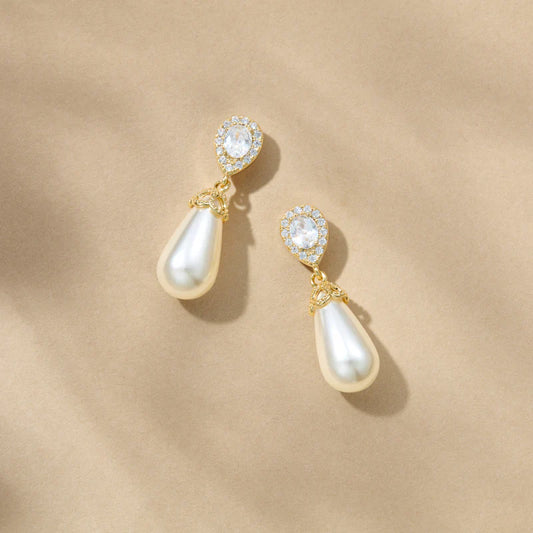 Elegant pearl necklace and pearl drop earrings luxury jewellery set