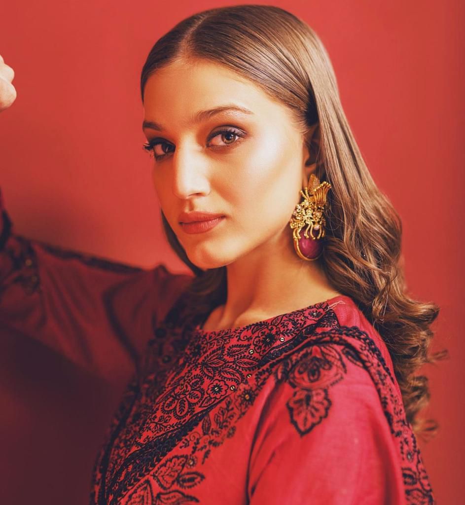 Minimalist luxury jewellery arranged in a neutral editorial flat lay, reflecting personal style and refined contemporary design.