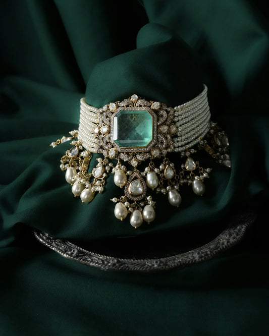 Exquisite pearl and emerald choker necklace with diamond accents